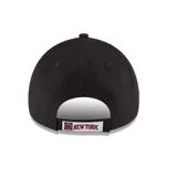 Gorro New Era negro con logo bordado de los New York Knicks en el frente.