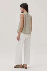 Top sin mangas de lino metalizado color beige, con escote redondo y corte holgado.