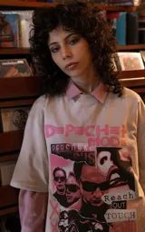 Remera de manga corta con cuello redondo y corte oversize, color beige, con estampado frontal gráfico de la banda Depeche Mode.