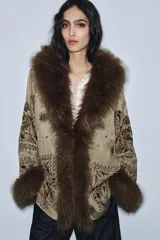 Kimono de la colección ZW de Zara, confeccionado en tejido satinado color beige con bordados intrincados, abalorios y aplicaciones de pelo sintético a contraste en cuello y puños.