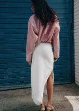 Falda midi evasé de tiro regular, color blanco, con cierre trasero y forro de algodón.