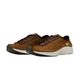 Championes Nike Air Superfly de diseño aerodinámico en color marrón, confeccionados en gamuza perforada con detalles en cuero marrón oscuro. Presentan una suela blanca con tecnología Air visible en el talón y un pequeño logo Swoosh bordado en el lateral.