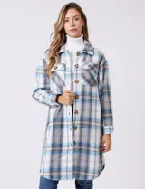 Sobrecamisa larga de tejido soft con estampado de cuadros en tonos celestes, beige y blanco. Presenta cuello con solapa, cierre frontal con botones, bolsillos aplicados en el pecho y mangas largas con puños abotonados.
