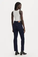 Jeans Levi's 314 Shaping Straight de tiro medio, corte ajustado en cadera y muslos, y pierna recta. Confeccionados con tecnología Levi's Sculpt Hypersoft y panel Tummy-Slimming.