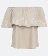 Blusa color beige de hombros descubiertos con volados y bordado floral en el busto.