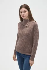Sweater de punto con diseño de ochos, color camel, con cuello alto y mangas largas.