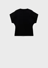 Jersey de punto fino color negro, de manga corta, cuello redondo y diseño entallado.
