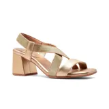 Sandalias de cuero negro con tiras cruzadas y talón descubierto. Taco cuadrado de altura media.