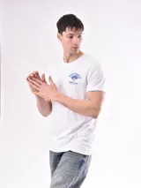 Remera blanca de algodón con cuello redondo y estampado azul en el pecho con la inscripción "Saint-Tropez Tennis Club".