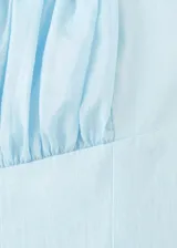 Vestido midi celeste de lino con escote recto, tirantes finos, cuerpo fruncido y falda evasé con volados.