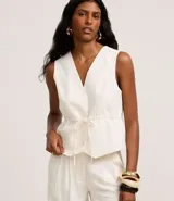 Chaleco color crudo confeccionado en viscolino con lazo y elástico en la cintura, con botones delanteros y forro.