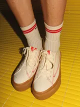 Championes de lona color negro con plataforma de goma color suela. Presentan cordones negros y costuras decorativas en contraste.