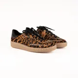 Zapatillas bajas con estampado animal print de leopardo, con cordones negros y suela color caramelo.