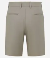 Bermuda recta masculina de corte clásico, confeccionada en mezcla de algodón y lino, con trabillas en la cintura y cierre frontal.