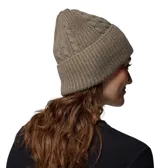 Gorro de lana tejido con diseño de trenzas y canalé, color verde oliva. Cuenta con un borde doblado y una etiqueta con el logo de la marca Columbia. Incluye un forro interior de polar para mayor calidez.
