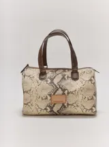 Cartera tipo baúl Margara Shaw confeccionada en 100% cuero con estampado animal print de serpiente, asas de mano marrones y cierre superior.