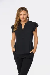 Blusa negra de poliéster con cuello mao, medio botón frontal y mangas cortas con doble volado.