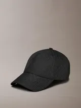 Gorra de béisbol con visera curva, confeccionada en tejido ripstop negro con estampado de monograma CK en toda la superficie.