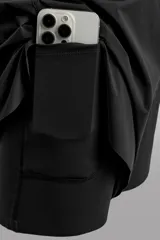 Pantalones cortos de running confeccionados en tejido técnico ligero y elástico, con malla interior. Presentan cintura elástica ajustable con cordón, bolsillo trasero con cierre y aberturas laterales en el bajo.
