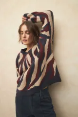 Sweater de punto con diseño de rayas tipo cebra en color azul, beige y bordó.