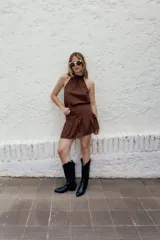 Falda corta acampanada color chocolate, de tiro medio/alto, con cierre invisible en la espalda.