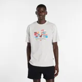 Remera de manga corta New Balance, color gris jaspeado, con cuello redondo y corte relajado. Presenta un estampado frontal con una pila de cajas de zapatillas y la frase 'It's What's Inside That Matters'.
