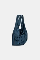Top de tejido satinado color negro, con cuello halter anudado en la nuca y escote drapeado.