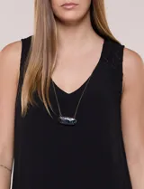 Vestido corto de calce relajado de la marca As U Wish, color negro, con escote en V, sin mangas y detalles de encaje en los hombros. Incluye collar desmontable.