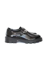 Mocasines de charol negro brillante con suela track robusta, antifaz, puntera redondeada y detalles metálicos en el empeine.