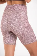 Short tipo biker de tiro alto, confeccionado en tejido técnico elástico de secado rápido, con costuras reforzadas y bolsillos laterales integrados.