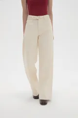Pantalon de jean de corte ancho y tiro medio, en color natural, con cierre frontal y bolsillos laterales.