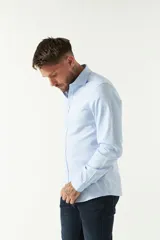 Camisa blanca de hombre, de corte slim, con cuello italiano y logo bordado.