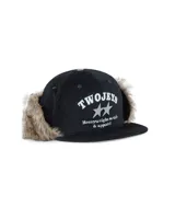 Gorra de pana negra con orejeras forradas en piel sintética y visera plana. Presenta un bordado frontal con el nombre de la marca Twojeys, estrellas y texto decorativo en color blanco.
