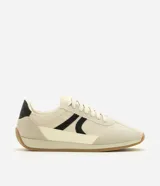 Championes estilo runner de diseño vintage, confeccionados en una combinación de tejido de malla respirable, recortes de gamuza y detalles en material sintético. Presentan cierre con cordones, detalle lateral aplicado en contraste y suela de goma plana con base color caramelo.