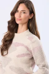 Buzo de tejido de punto con diseño jacquard estampado en tonos rosados y beige, de corte holgado, cuello redondo y mangas largas con puños acanalados.