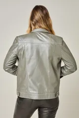 Campera estilo jeanera confeccionada en cuero ovino italiano color peltre, con cierre frontal de botones metálicos, bolsillos superiores con solapa y costuras a la vista.