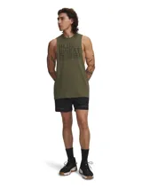 Short deportivo Under Armour de la colección Project Rock, color negro con detalles en verde oliva. Confeccionado en tejido elástico y ligero, cuenta con cintura elástica con cordón, bolsillos laterales y paneles de malla para mayor ventilación.