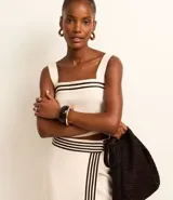 Blusa cropped de viscosa y lino color crudo, con breteles anchos, escote cuadrado y detalle de rayas horizontales en el busto.