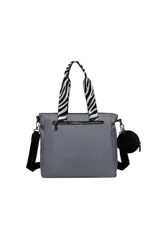 Cartera bandolera Trendy de nylon color negro, con asas de mano estampadas en animal print de cebra, bolsillo frontal con cierre y llavero monedero redondo colgante. Incluye una correa larga ajustable extraíble.