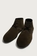 Bota de cordones tipo derby de la colección especial Aaron Levine x Zara, confeccionada en piel con acabado en serraje de color marrón. Cuenta con horma redonda, forro y plantilla interior de piel, y suela de goma Vibram.