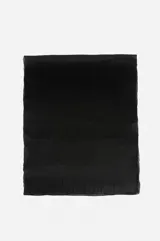 Pashmina de satén negra, con textura suave y ligera.