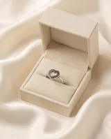 Anillo de plata 925 con diseño de corazón calado y detalle de puntos en relieve alrededor del contorno.