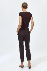 Pantalón cigarette tobillero de tejido elástico, con cintura estándar, cierre con corchete oculto, bolsillos al bies y piernas ajustadas.
