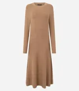 Vestido midi de punto con cuello redondo, mangas largas y falda evasé. Confeccionado en tejido de viscosa, poliéster y poliamida.
