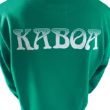 Buzo verde con estampa rectangular en el pecho con dibujo de la muerte y texto en ruso. Corte clásico y cuello redondo.