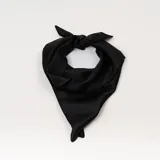 Pañuelo cuadrado de seda color negro.