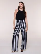 Enterito largo sin mangas con cuerpo negro de escote alto y pantalón wide leg de rayas verticales blancas y negras, con cintura elastizada y cordón ajustable.