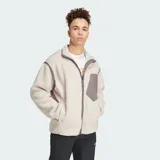 Chaqueta de felpa peluda Adidas Terrex Xploric High Pile de corte holgado, color beige claro con detalles en marrón oscuro en el cuello alto, los ribetes, el cierre frontal y el bolsillo del pecho. Cuenta con bolsillos laterales y un bolsillo con cierre en el pecho.