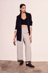 Pantalón color ladrillo de corte ancho, con cintura elastizada y bolsillos laterales.