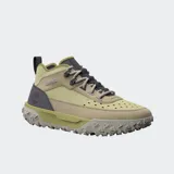 Championes Timberland de estilo outdoor, confeccionados en una combinación de cuero premium y tejido ReBOTL™. Presentan un diseño en tonos verde oliva y gris, con suela robusta con tecnología Greenstride™ para mayor tracción y confort. Incluyen cierre con cordones, presilla trasera y detalles de la marca grabados en el lateral y la lengüeta.